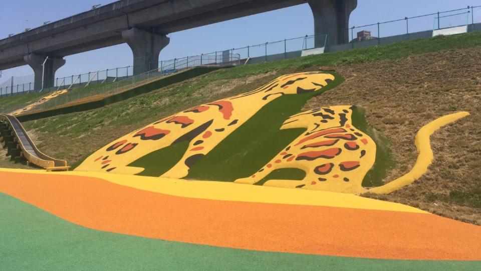 新北大都會堤坡樂園「雲豹滾輪滑梯」。（圖／翻攝自新北市政府網站）