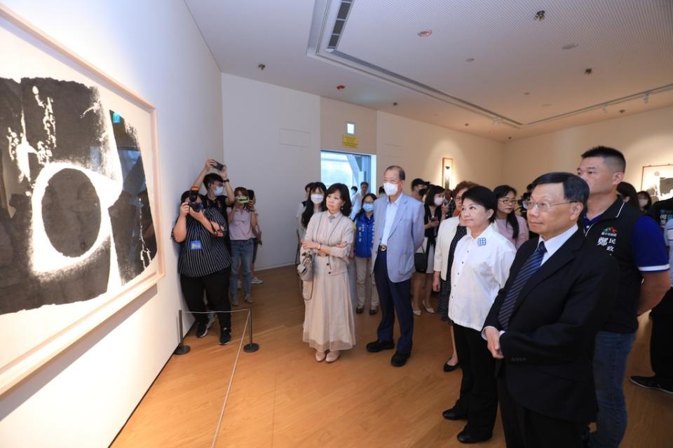 《圖說》市長盧秀燕參觀亞大現代美術館《阿罩霧神遊天地》展。