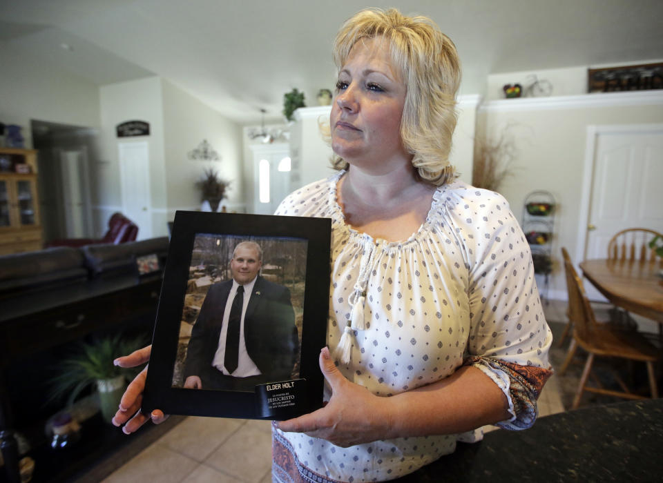 Laurie Holt muestra una foto de su hijo Joshua Holt en su casa de Riverton, Utah, el 13 de julio del 2016. Holt, quien peleó por casi dos años por la liberación de su hijo, detenido en Venezuela, falleció por causas desconocidas a los 50 años de edad. (AP Photo/Rick Bowmer, File)