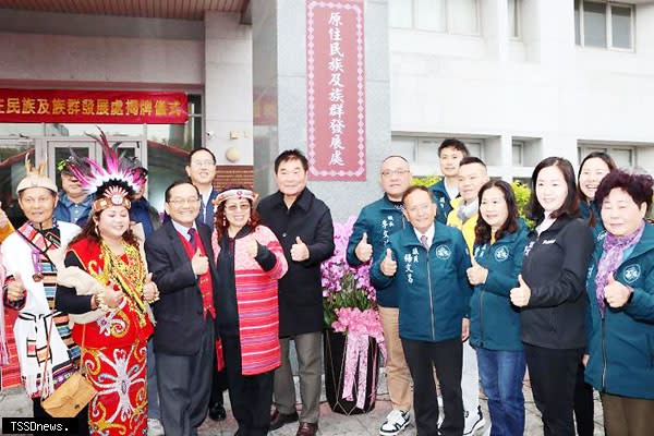 實踐承諾，苗栗縣長鍾東錦為原住民族及族群發展處揭牌。（記者江乾松攝）