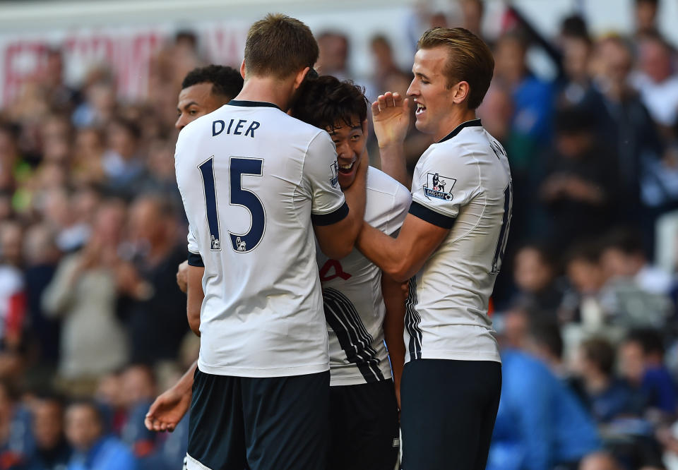 Los jugadores del Tottenham celebran el gol del surcoreano Son Heung-Min (C) ante el Crystal Palace, el 20 de septiembre de 2015, en White Hart Lane, al norte de Londres (AFP | BEN STANSALL)