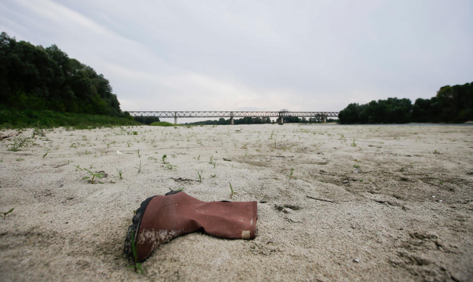 <p>Seltenes Bild: Der italienische Fluss Po scheint ausgetrocknet. Der vergangene Frühling war der heißeste der letzten 60 Jahre. Es herrscht enorme Wasserknappheit und Dürre in dem Mittelmeerstaat. (Bild: AP Photo) </p>