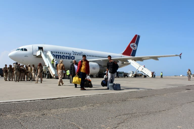 Passengers disembark from a Yemenia aircraft coming from Jordan on May 5, 2016 at the International Airport in Aden