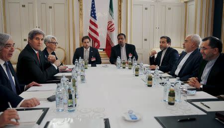 U.S. Secretary of Energy Ernest Moniz, U.S. Secretary of State John Kerry and U.S. Under Secretary for Political Affairs Wendy Sherman (L-3rd L) meet with Iranian Foreign Minister Mohammad Javad Zarif (2nd R) at a hotel in Vienna, Austria June 28, 2015. REUTERS/Carlos Barria