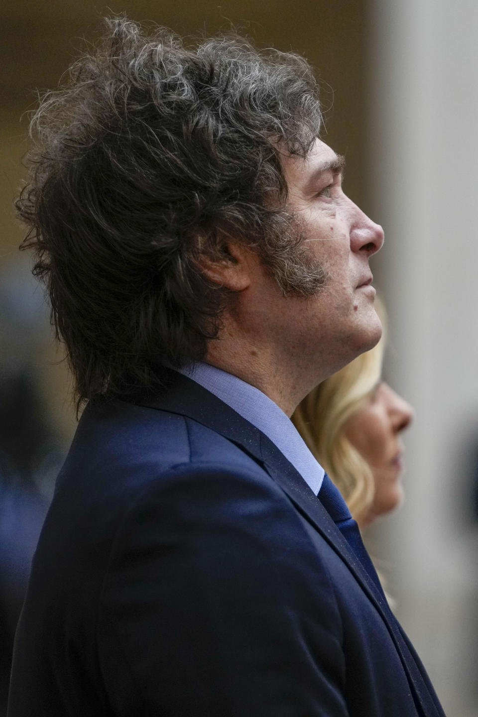 La primera ministra de Italia, Giorgia Meloni, derecha, y el presidente argentino, Javier Milei, escuchan los himnos nacionales cuando llega a las oficinas del gobierno de Chigi en Roma, el lunes 12 de febrero de 2024. (Foto AP/Alessandra Tarantino)