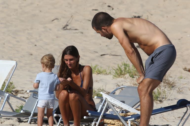 La pareja se vio muy cómoda y feliz interactuando con el pequeño