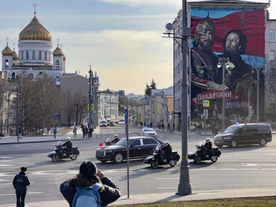Chinese President Xi Jinping's motorcade drives toward The Kremlin in Moscow, Russia, Monday, March 20, 2023. (AP Photo)