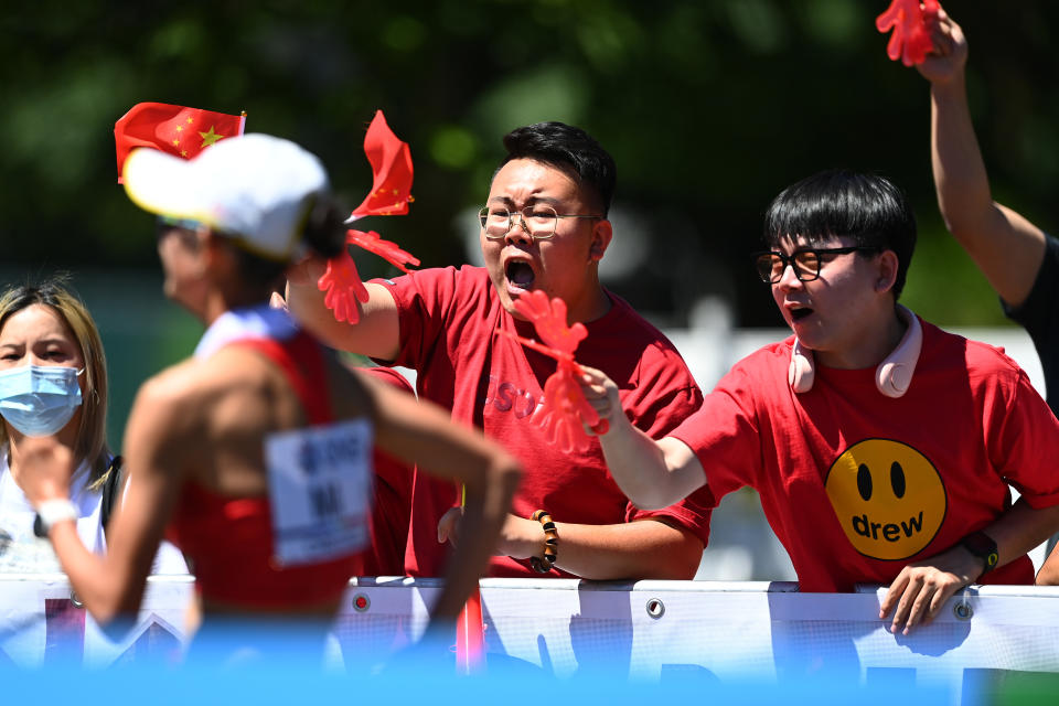 Los fanáticos del equipo de China animan durante la caminata de 20 kilómetros de mujeres el primer día del Campeonato Mundial de Atletismo Oregon22 en Hayward Field el 15 de julio de 2022 en Eugene, Oregon. (Foto: Hannah Peters/Getty Images para World Athletics)