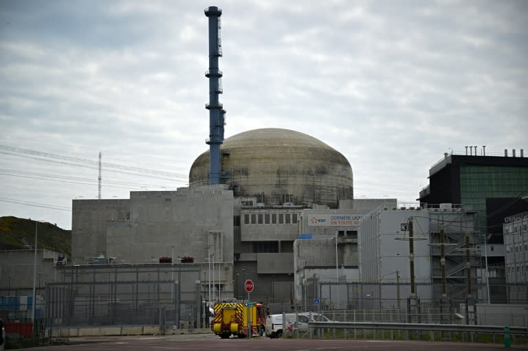 Mit zwölf Jahren Verspätung hat die Beladung des neuen Reaktors im Atomkraftwerk Flamanville in Frankreich mit Uran begonnen. Der staatliche Energiekonzern EDF hofft, den Reaktor bis Ende des Jahres voll in Betrieb nehmen zu können. (Lou BENOIST)