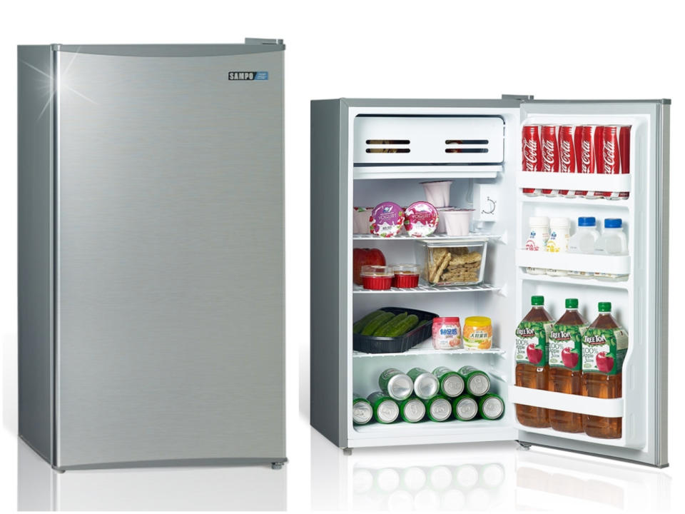 ▲SAMPO聲寶95L 1級定頻單門電冰箱SR-B10，規劃冷凍室小空間大享受，原價6990元、活動價5880元現省千元、限量送美食鍋。（圖片來源：Yahoo購物中心）