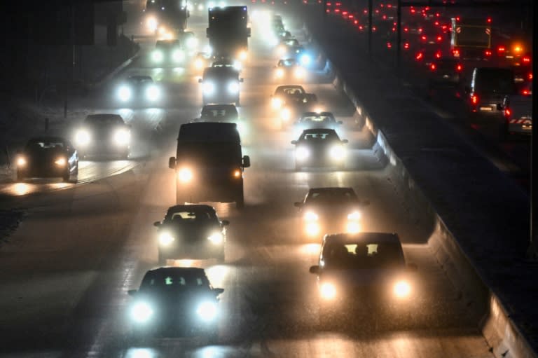 Das FDP-geführte Bundesverkehrsministerium plant nach einem Bericht der "Frankfurter Allgemeinen Sonntagszeitung" (FAS) massive Kürzungen bei den Investitionen in Autobahnen. (Ina FASSBENDER)