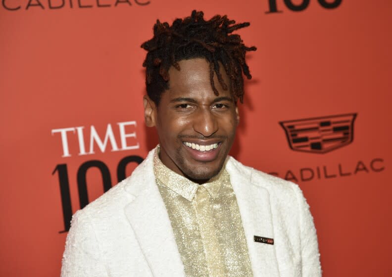 ARCHIVO - Jon Batiste asiste a la gala TIME100 en Nueva York el 8 de junio de 2022. Batiste, cuya carrera se disparó después de ganar varios premios Grammy este año, dejará su posición como líder de la banda del programa nocturno "The Late Show" después de siete años respaldando al presentador Stephen Colbert. (Foto por Evan Agostini/Invision/AP, archivo)