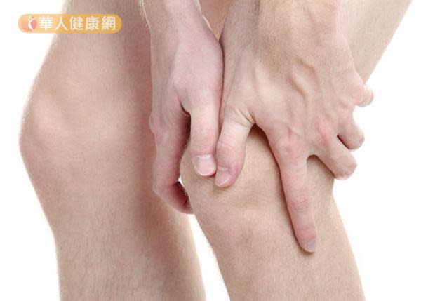 退化性關節炎的症狀有膝關節疼痛僵硬、膝關節變形、軟組織變形等。