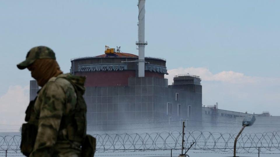 Funcionário perto da usina nuclear de Zaporizhzhia