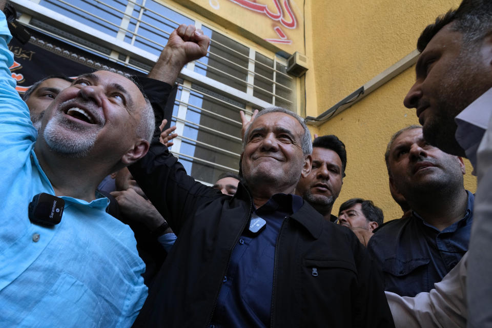 El candidato presidencial, Masoud Pezeshkian, alza el puño tras votar en la segunda vuelta de las elecciones presidenciales iraníes, en Shahr-e-Qods, cerca de Teherán, Irán, el viernes 5 de julio de 2024. (AP Foto/Vahid Salemi)