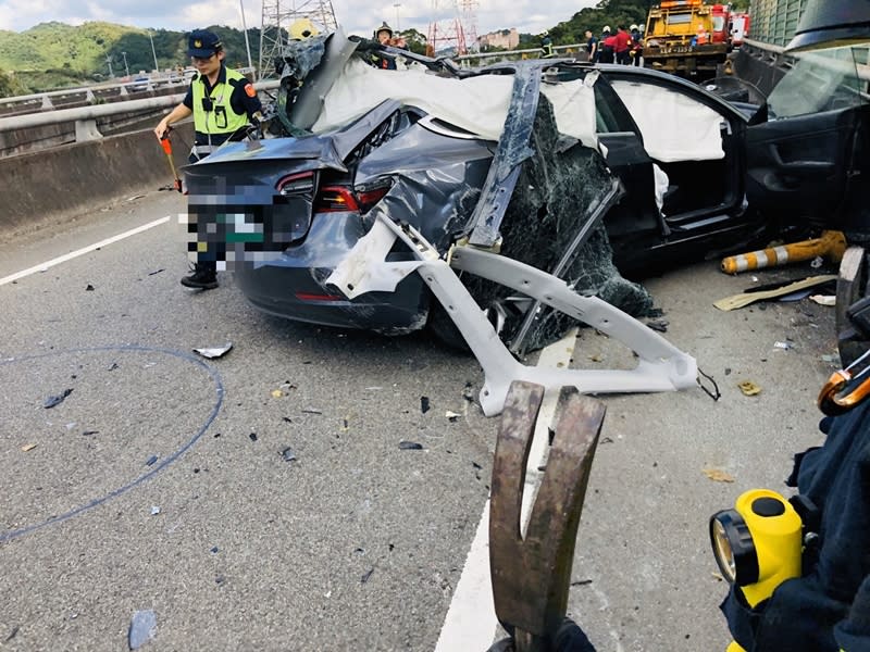 國道1號24日發生死亡車禍，1輛特斯拉因不明原因自撞橋墩後撞上護欄，車上男性駕駛摔落高架橋後死亡，2名乘客受傷送醫。（翻攝照片）