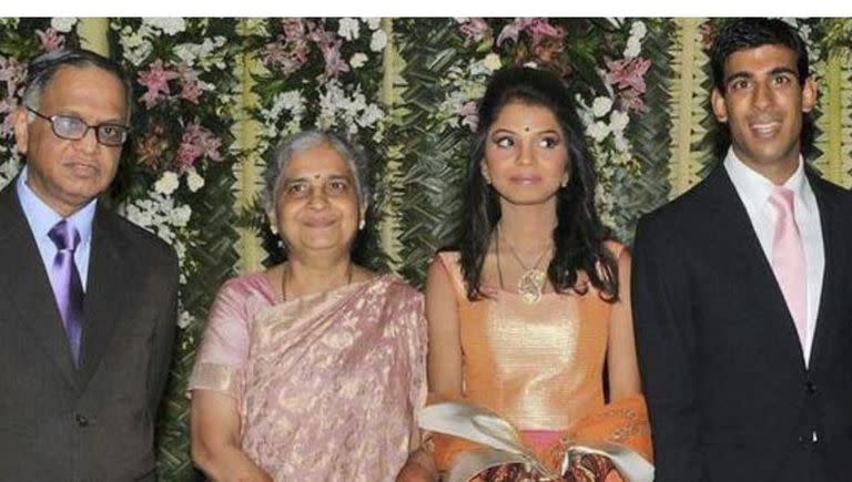 Akshata Murty y su familia de origen indio junto a su esposo