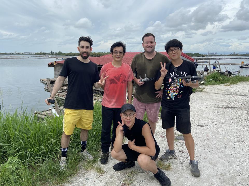 酷Ku（後排左起）與魏德聖導演、英國叔叔Allan一同遊覽臺南，後排右起、右下為攝影師。（圖／米倉影業）