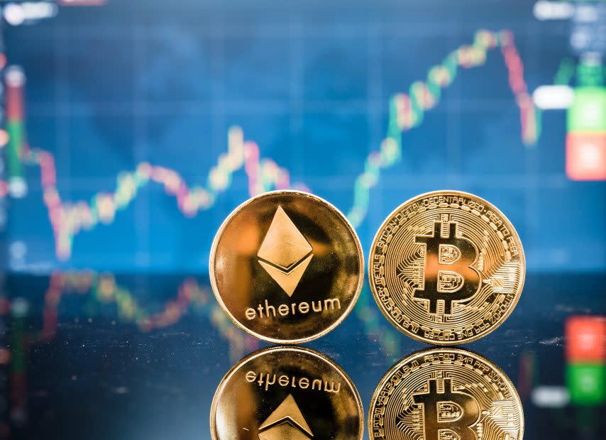 Bitcoin und Ethereum Münzen vor einer Chart