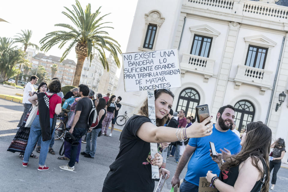 Refugees arrive in Valencia on board the Aquarius