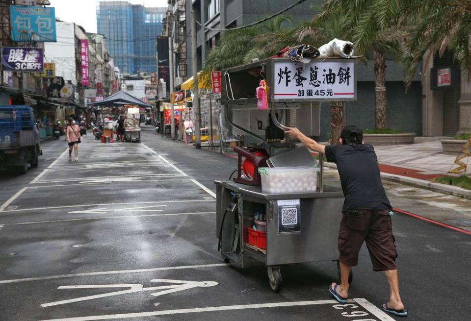 疫情對國內民生經濟、民眾生計影響重大，行政院表示，有必要推出振興，也正評估紓困5.0。圖為夜市攤商準備營業。（資料照/王英豪攝）