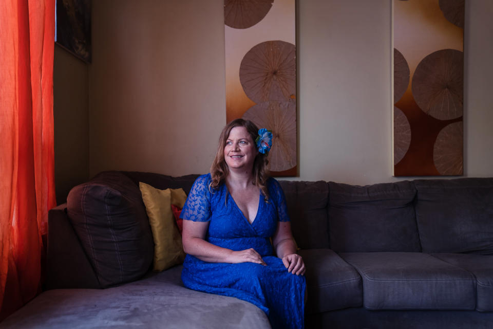 Jodi Cilley, que vivía en San Diego y se mudó a Tijuana, México, en 2018, en la sala de la casa de dos recámaras y dos pisos que renta por 700 dólares mensuales, el 22 de julio de 2022. (Ariana Drehsler/The New York Times).