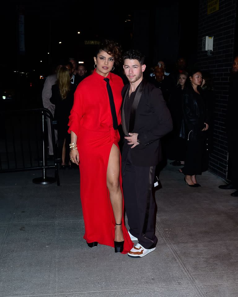 Priyanka Chopra y su esposo, Nick Jonas, fueron parte de la fiesta celebrada en The Standard Hotel. Mientras ella deslumbró con un diseño en rojo que se destacó por un profundo tajo y una corbata negra como accesorio, el exJonas Brothers prefirió la sobriedad de un traje con zapatillas