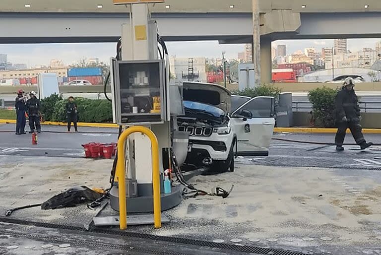 Tiago Palacios, que conducía un auto blanco, perdió el control y colisionó contra un cartel y un surtidor; atropelló también a una empleada de la estación de servicio
