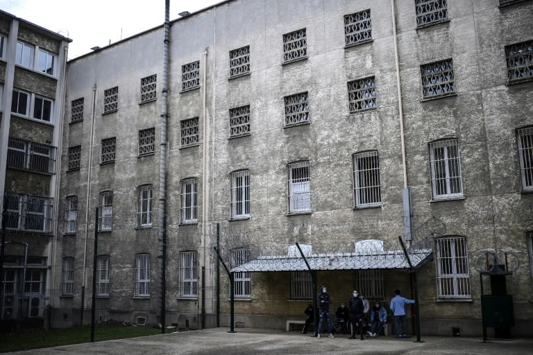 Des patients détenus dans la cour de l'hôpital pénitentiaire de la prison de Fresnes, le 25 novembre 2020 dans le Val-de-Marne (Christophe ARCHAMBAULT)