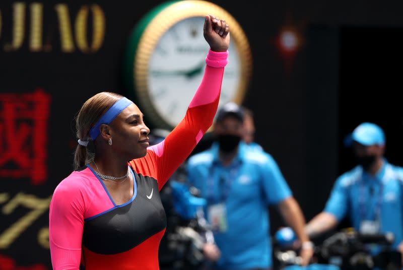 La tenista estadounidense Serena Williams celebra tras ganarle a la alemana Laura Siegemund en la primera ronda del Abierto de Australia, en el Melbourne Park, en Melbourne, Australia