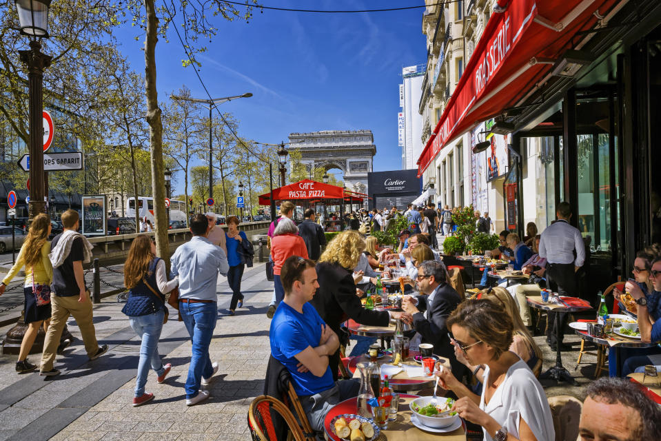 Los franceses son los ciudadanos del mundo que más tiempo dedican a comer y beber. Cada día, emplean dos horas y 13 minutos. (Foto: Getty Images).