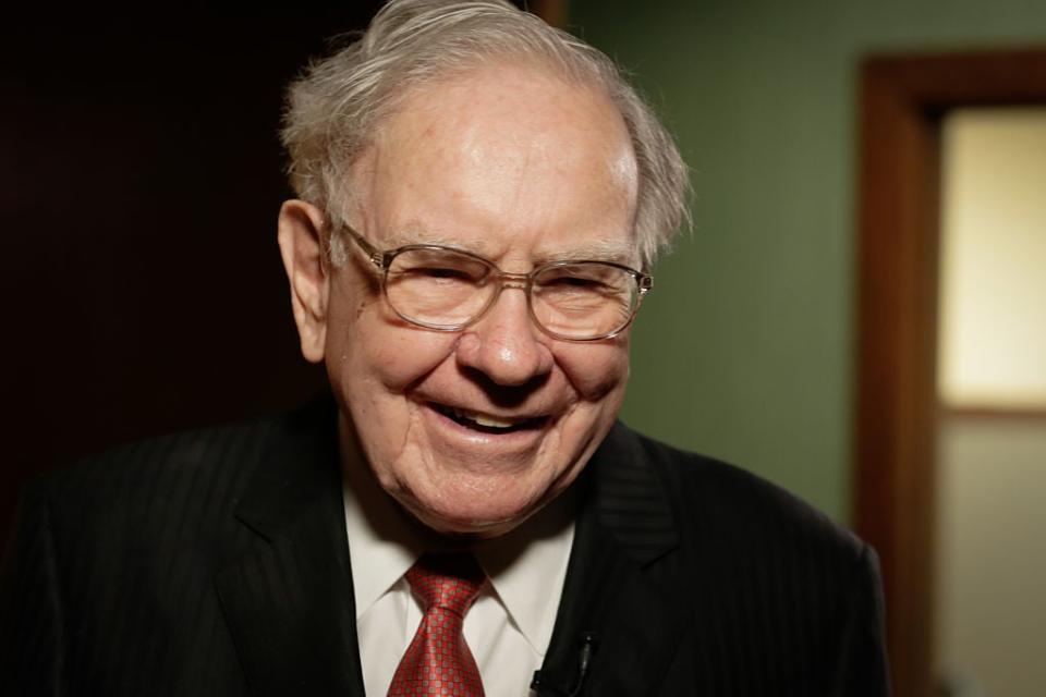 Warren Buffett trinkt fünf Dosen Coca-Cola am Tag. - Copyright: Getty Images / CNBC / Kontributor