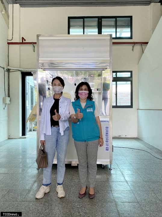 林總經理（左）捐贈第二座移動式正壓檢疫亭，由趙局長代表接受。（記者蘇旭羚攝）