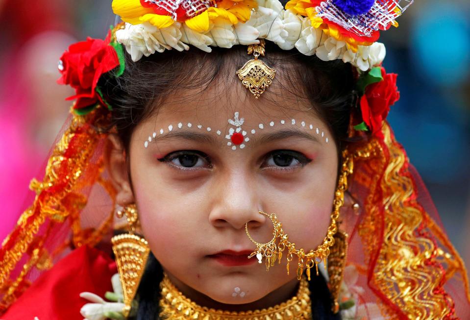 <p>Ein Hindu-Mädchen, das als Göttin Kumari verkleidet ist, nimmt an den religiösen Ritualen des Navratri-Festes im Adyapeath-Tempel außerhalb von Kalkutta, Indien, teil. (Bild: REUTERS/Rupak De Chowdhuri) </p>