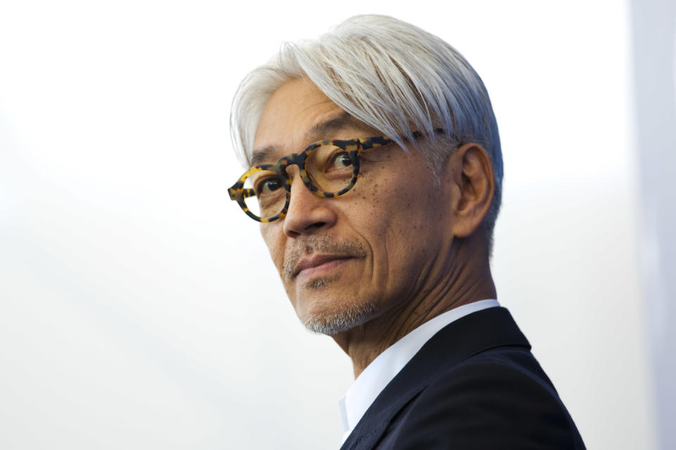 ARCHIVO – El maestro Ryuichi Sakamoto posa durante una sesión de la película "Coda" en la 74ª edición el Festival de Cin de Venecia en Venecia, Italia, el 3 de septiembre de 2017. La empresa discográfica japonesa Avex dijo que Sakamoto, quien hizo la música de películas como "The Last Emperor" y "The Revenant", ha muerto. Tenía 71 años. Falleció el 28 de marzo de acuerdo con un comunicado enviado el 2 de abril de 2023. (Foto AP /Domenico Stinellis, archivo)