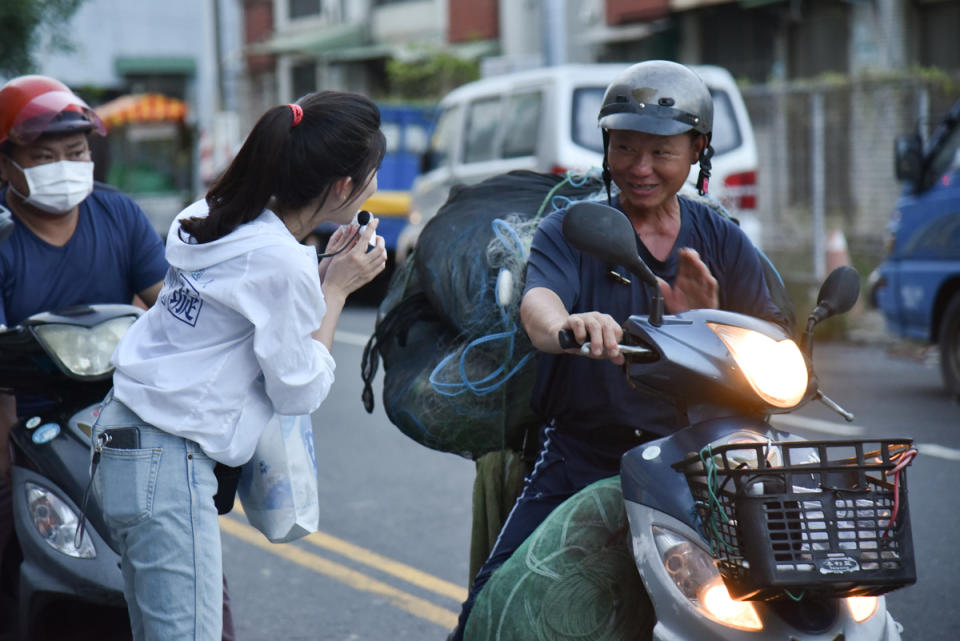 李明璇(左)每天上街頭拜票。（圖：李明璇提供）