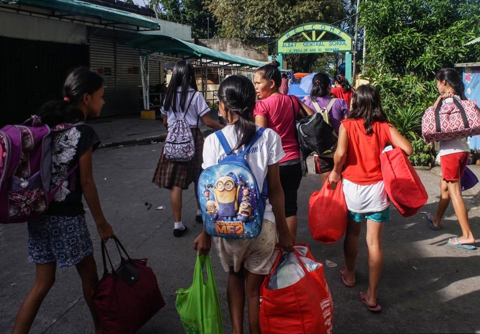 <p>FRM07. CAMALIG (FILIPINAS), 21/01/2018.- Residentes de Camalig son evacuados después de que el volcán Mayon expulsara una gran nube de ceniza con la amenaza de una erupción mayor en las próximos horas o días, en la provincia de Albay (Filipinas), hoy 22 de enero de 2018. La columna de ceniza y humo, de unos 10 kilómetros, es visible desde las áreas que circundan el volcán, ubicado unos 250 kilómetros al sureste de Manila. EFE/ Linus Escandor Ii </p>