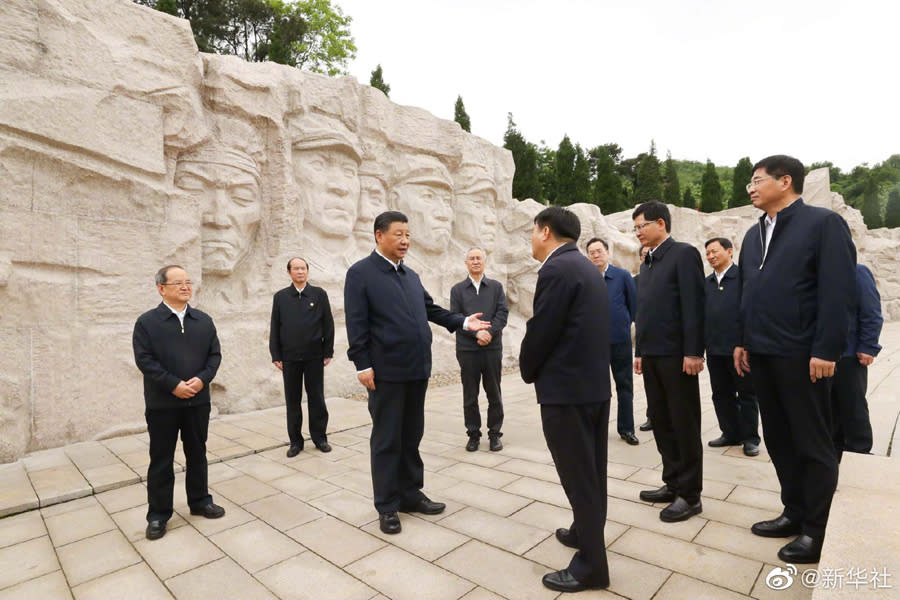 習近平25日到紅軍長征湘江戰役紀念園獻花，並以「湘江血戰」借古喻今。   圖：翻攝新華社