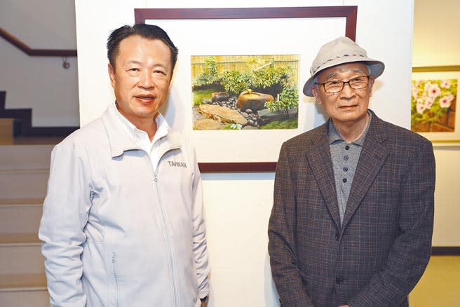 90歲的水彩畫家林英哲（右）回鄉開畫展，嘉義縣長翁章梁（左）昨天前往參觀。（張亦惠攝）