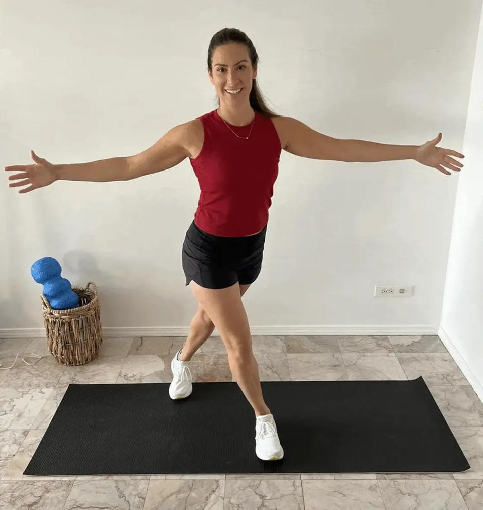 butt exercises Curtsy lunge with knee raise (Stephanie Mansour)