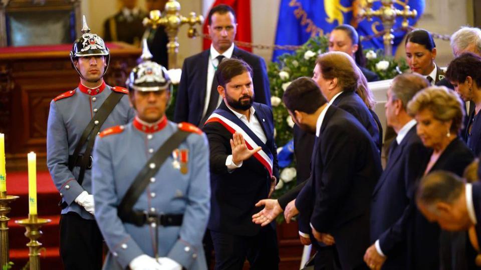 Gabriel Boric en funeral de Piñera.