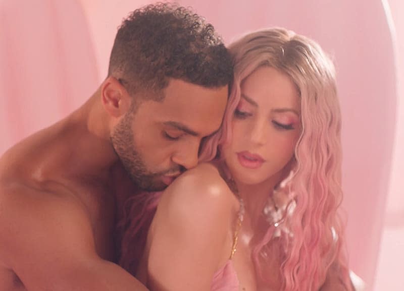 Shakira y Lucien Leon Laviscount en el videoclip de Puntería