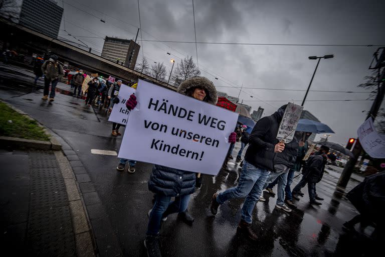 "Las manos, fuera de nuestros chicos", dice uno de los carteles de los manifesantes en Düsseldorf