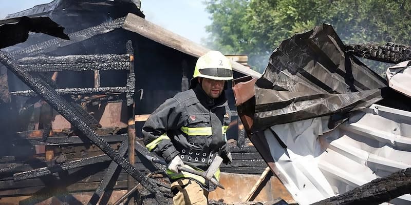 Rettungskräfte sind nach russischen Luftangriffen auf Dnipro im Einsatz. Bei den Angriffen wurden mindestens fünf Menschen getötet.<span class="copyright">Uncredited/Dnipro Regional Administration/AP/dpa</span>