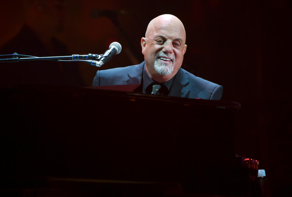 <p>Großes Jubiläum: Billy Joel feiert sein 100. Konzert im New Yorker Madison Square Garden. Kein anderer Künstler ist öfter in der etwa 20.000 Zuschauer fassenden Halle aufgetreten. Für Joels monatliche Konzerte, die seit 2014 dort stattfinden, wurden bisher insgesamt über zwei Millionen Tickets verkauft. (Bild: Evan Agostini/Invision/AP Photo) </p>