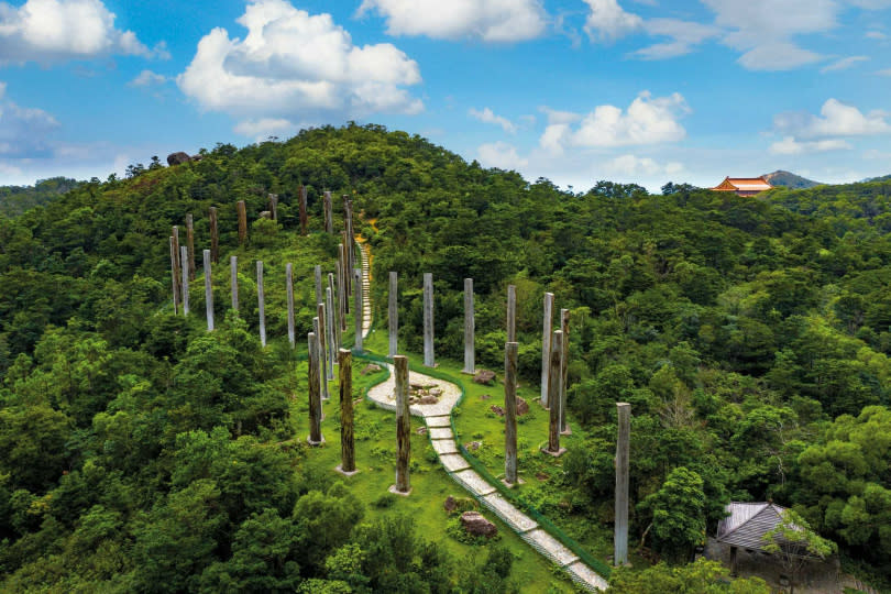 心經簡林的木柱排成「∞」符號，象徵無限大之意。（圖／香港旅遊發展局提供）