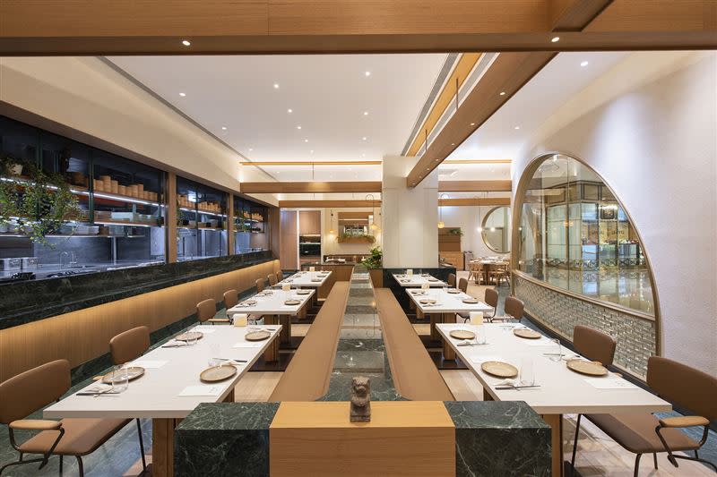 「富錦樹台菜香檳101旗艦店」打造全新奢華感用餐環境，還有7間獨立包廂。（圖／富錦樹提供）