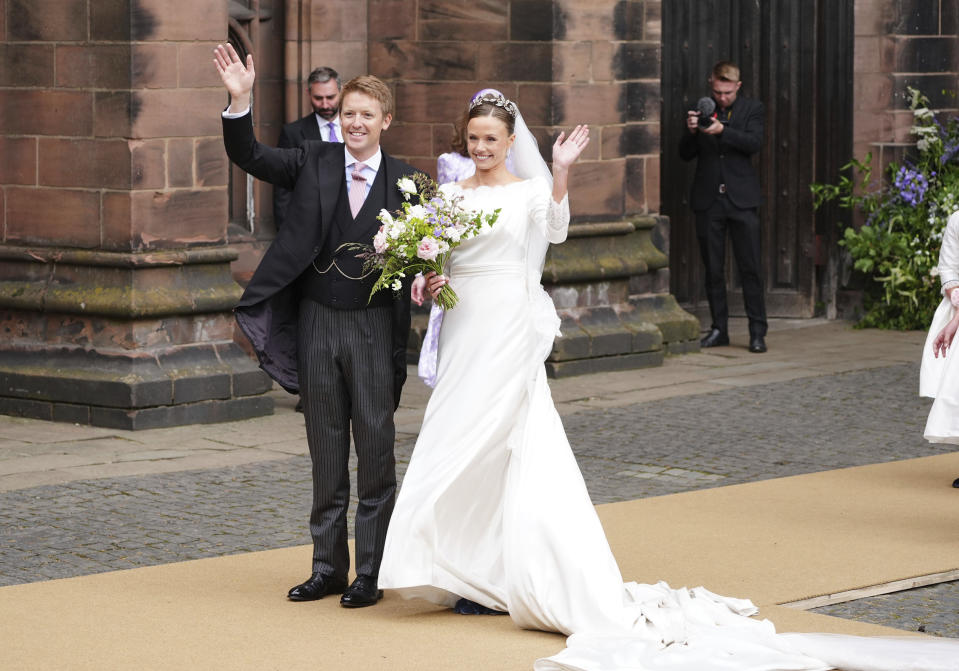 Olivia Henson y Hugh Grosvenor, el duque de Westminster salen de la catedral de Chester después de su boda el viernes 7 de junio de 2024. (Peter Byrne/PA via AP)