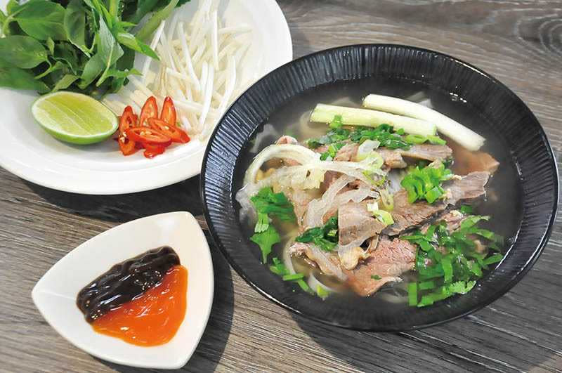 越南牛肉河粉是越南美食居首，湯頭輕鮮、牛肉軟嫩，淋入檸檬汁增加酸香，一喝有提神醒腦之功效。（圖／曾女香提供）