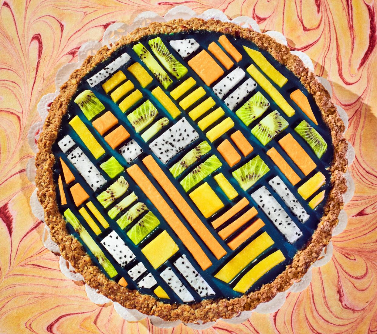 Pie with pattern of papaya, mango, and kiwi slices